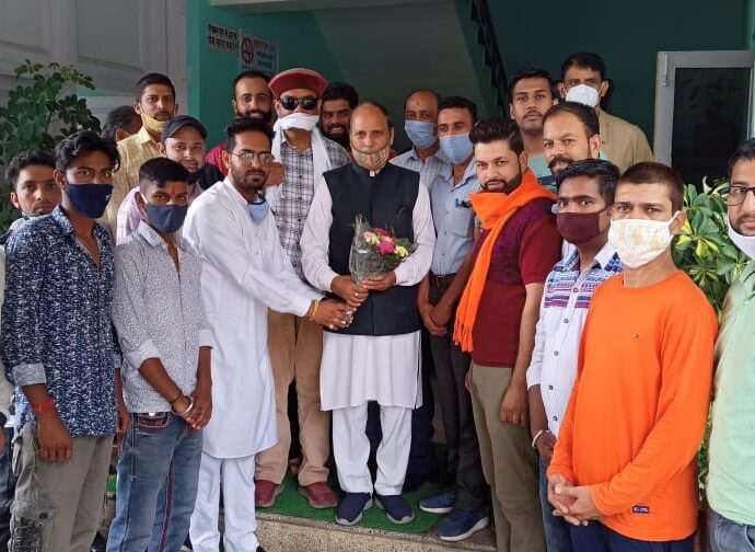 Officials of Yuva Morcha Solan Mandal meet Khadi Board Vice President Purshottam Guleria |