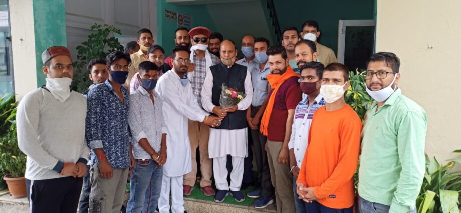 Officials of Yuva Morcha Solan Mandal meet Khadi Board Vice President Purshottam Guleria |