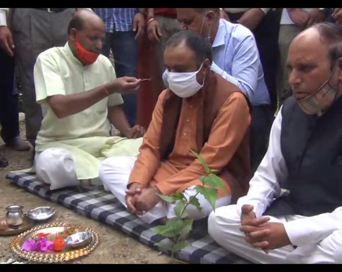 Health Minister Rajiv Saijal plants medicinal plants in Jawahar Park SOLAN