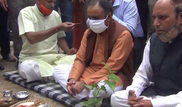 Health Minister Rajiv Saijal plants medicinal plants in Jawahar Park SOLAN