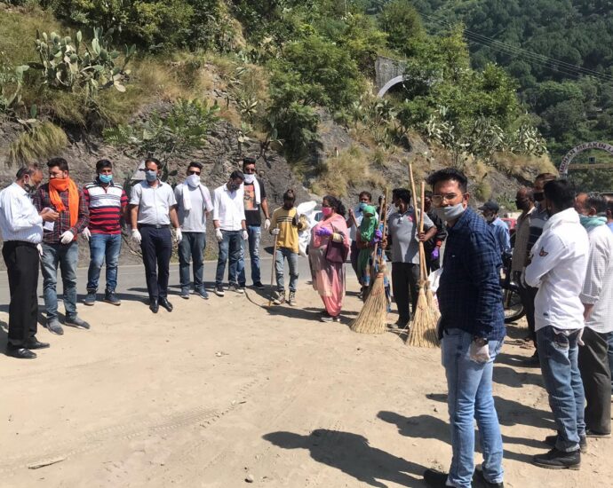 Yuva Morcha Solan Mandal runs cleanliness campaign celebrates PM's birthday :Rohit Bhardwaj