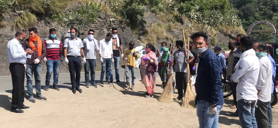 Yuva Morcha Solan Mandal runs cleanliness campaign celebrates PM's birthday :Rohit Bhardwaj