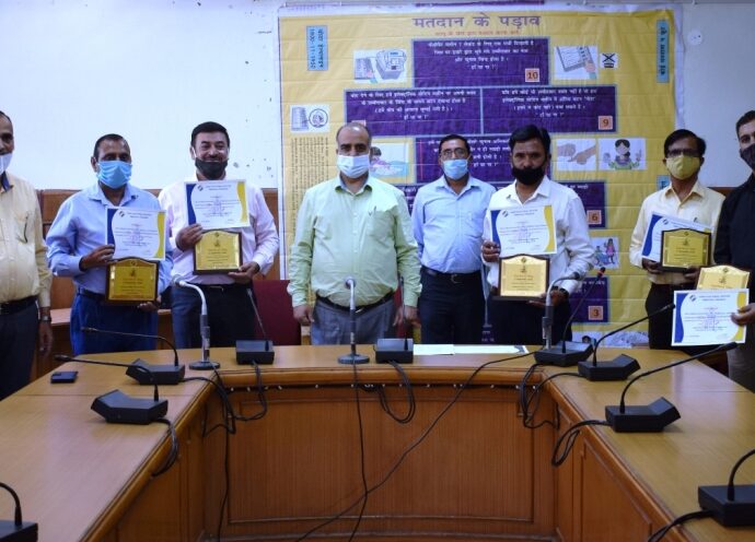 जिला निर्वाचन अधिकारी ने चुनावों में उत्कृष्ट सेवाओं के लिए अध्यापक किए सम्मानित