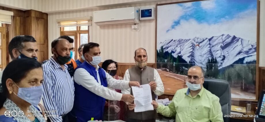 Memorandum submitted to Hon'ble President through Deputy Commissioner Solan to protest against abusive remarks