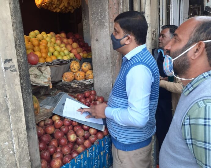 Surprise inspection of shops of fruit and vegetable vendors