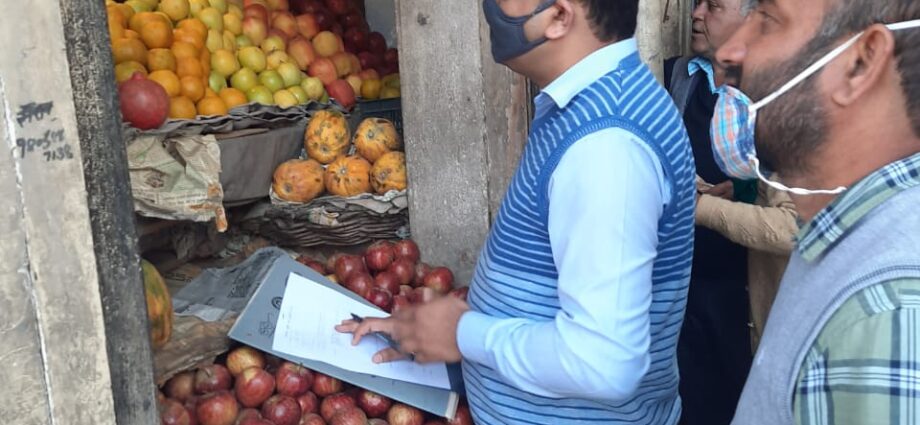 Surprise inspection of shops of fruit and vegetable vendors