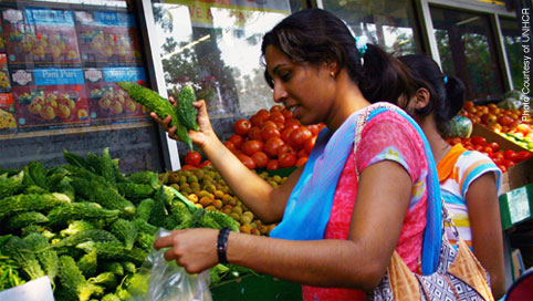 woman_buying_vegetables_at_market