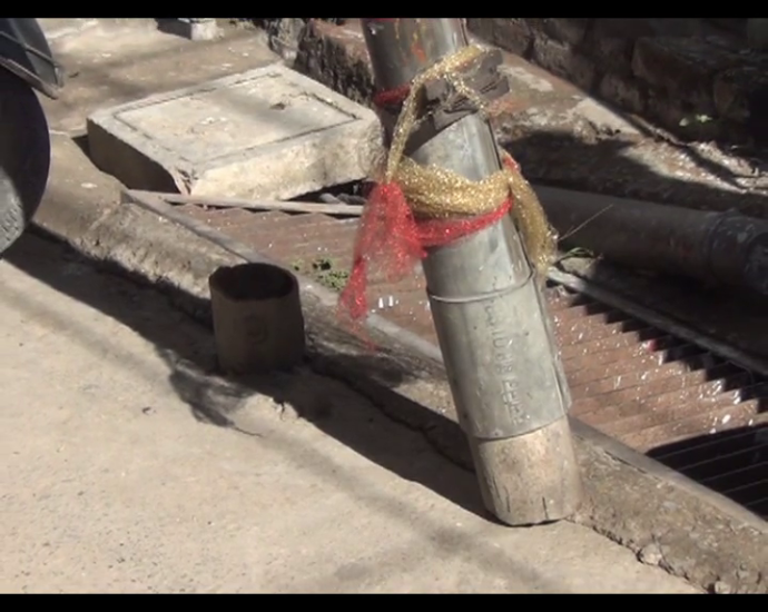 Swinging pole in the air made trouble for market dwellers