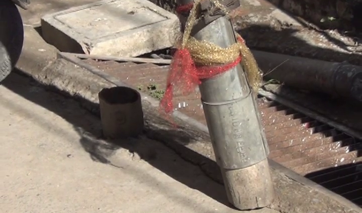 Swinging pole in the air made trouble for market dwellers