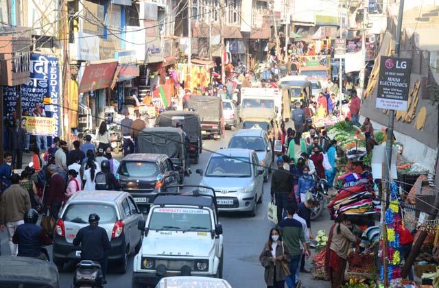 Hot snow shopping happening in Solan markets after snowfall