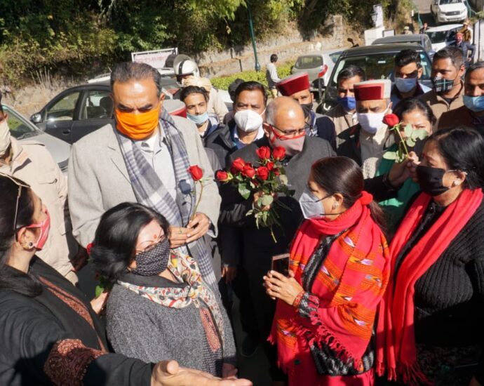 सोलन, भाजपा हिमाचल प्रदेश के प्रभारी अविनाश राय खन्ना एवं सह प्रभारी संजय टंडन का सोलन पहुंचने पर भव्य स्वागत हुआ उनके साथ प्रदेश के स्वास्थ्य मंत्री राजीव सहजल, संसदीय क्षेत्र के प्रभारी पुरुषोत्तम गुलेरिया, सोलन जिला के प्रभारी पायल वैद्य, जिला अध्यक्ष आशुतोष वैद्य, प्रदेश महिला मोर्चा की अध्यक्ष रश्मि धर सूद एवं वीरेंद्र कश्यप विशेष रूप में उपस्थित रहे।बैठक को संबोधित करते हुए भाजपा प्रभारी अविनाश राय खन्ना ने कहा की भाजपा सुशासन के लिए जानी जाती है, घर बैठे न्याय और घर बैठे सरकार से फायदे भाजपा कार्यकाल  में ही संभव है। कल देश के प्रधानमंत्री ने 9 करोड़ किसानों को 18000 करोड़ का फायदा डायरेक्ट बेनिफिट ट्रांसफर द्वारा पहुंचाया है।उन्होंने कहा कांग्रेस का नेता जन्म से बनता है, पर भाजपा का नेता कर्म से बनता है। उन्होंने कहा कि उनकी पार्टी कार्यकर्ताओं के दम पर घर घर पहुंचेगी और यह सुनिश्चित करेगी की अधिक से अधिक मतदान हो | उन्होंने कहा कि जो भी प्रत्याशी पार्टी द्वारा चुनावी मैदान में उतारे गए है वह सोच समझ कर उतारे गए है | उन्हें जिताना भाजपा का लक्ष्य है और हर कार्यकर्ता उनका सहयोग करेगा | उन्होंने कहा कि कुछ कार्यकर्ता आज़ाद उम्मीदवार बन कर चुनावी रणक्षेत्र में उतरे है | उनकी सूची बना कर अनुशासन कमेटी को सौंपी जाएगी और वही उन पर निर्णय भी लेगी | 