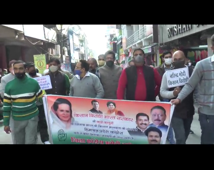 Hamirpur District Congress took out a rally in the market to get the repeal of the three agricultural laws passed by the central government.