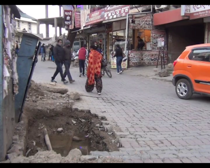 The city council SOLAN has forgotten about the road. Now passersby are having problems