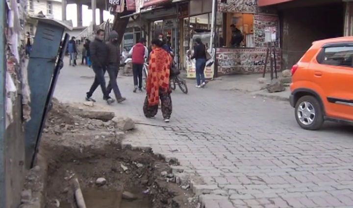 The city council SOLAN has forgotten about the road. Now passersby are having problems