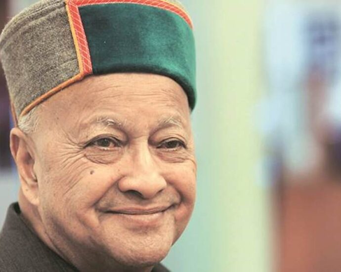 Congress workers celebrated Virbhadra Singh's birthday in Solan by helping the poor