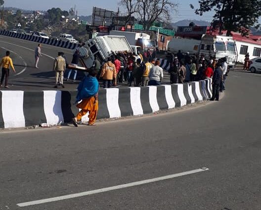 Tempo Traveler overturned on road near Dharampur, police challaned driver's rash driving