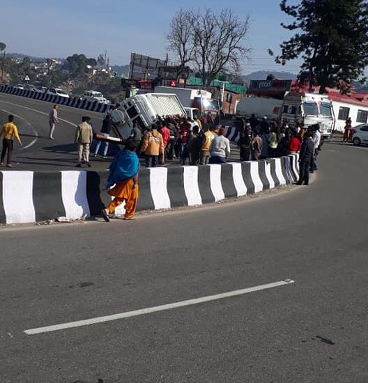 Tempo Traveler overturned on road near Dharampur, police challaned driver's rash driving