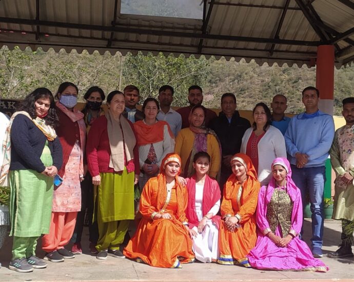 Artists gave information about Jan Manch and Chief Minister's Service Resolution Helpline 1100