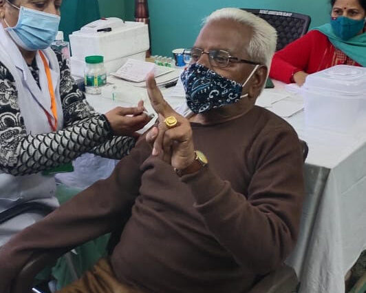 78-year-old Amar Nath Bansal looked very happy with the Corona vaccine