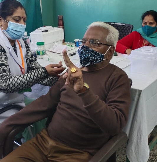 78-year-old Amar Nath Bansal looked very happy with the Corona vaccine