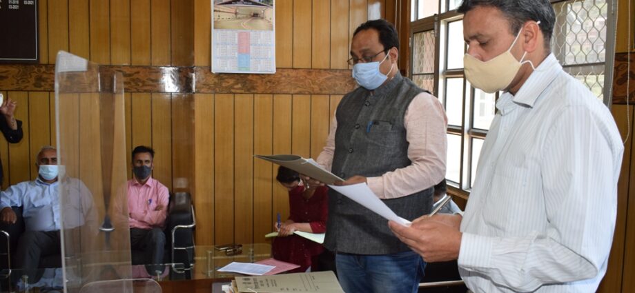 Oath administered to the Chairman and Vice President of Nagar Panchayat Kandaghat