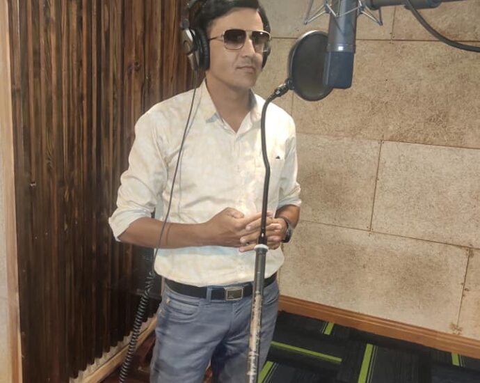 Rising singer Rakesh Thakur's cymbal song overshadows the hearts of the youth