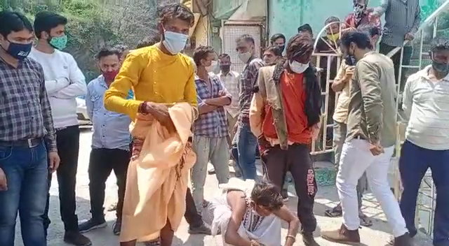 In Barog of Solan, 5 Muslim youths were asking for alms in the guise of sadhus, complaint was lodged with the police