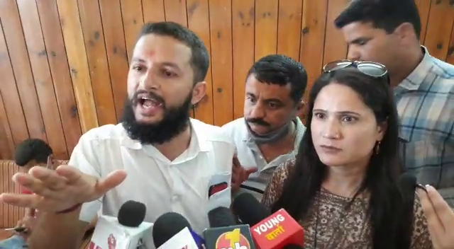 In the meeting of the Zilla Parishad, the members created a ruckus for increasing the price of cartons and not giving compensation to the gardeners, Congress members sat on a dharna in the middle of the house.