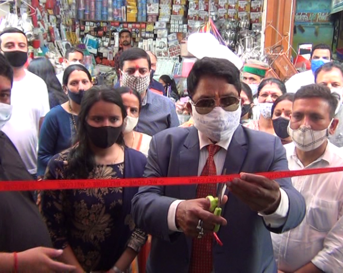 Opened Pizza Hub in Lakkar Bazaar, inaugurated by MLA Dhaniram Shandil