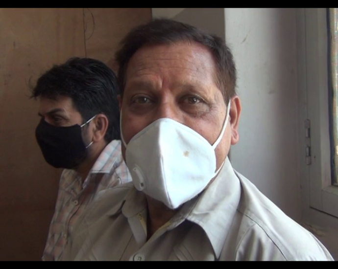 Vaccine being done in Solan Hospital in scorching heat without fan