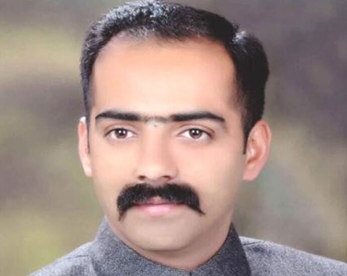 The government was surrounded by apples, now Kasumpti MLA Anirudh Singh accused the government of reducing the prices of apples.