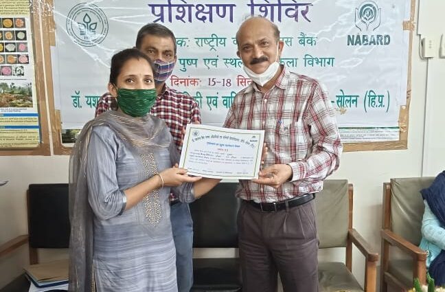 A series of training camps on 'dried flowers' completed in Nauni University