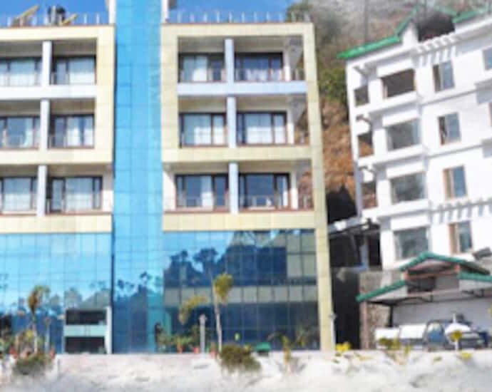 Debris fell from the mountain in Kumharhatti, stones entered the hotel by breaking the wall