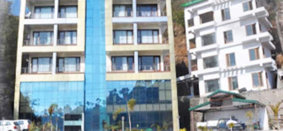 Debris fell from the mountain in Kumharhatti, stones entered the hotel by breaking the wall