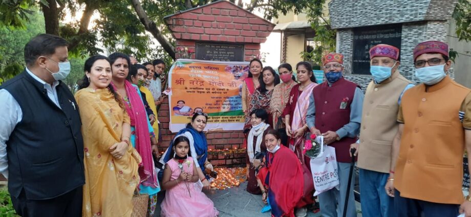 Mahila Morcha honored old BJP leaders Amarnath Bansal and Nardev Barola