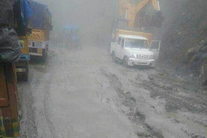 Stones kept falling from the mountains from Parwanoo to Shimla: The journey became difficult