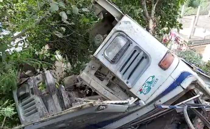 The truck has been lying on the roof of the house for three days, no one is bothering to lift it