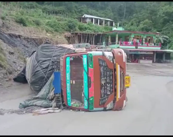 Apple truck overturned in Nauni, all aboard the truck safe
