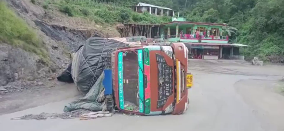 Apple truck overturned in Nauni, all aboard the truck safe