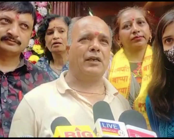 The procession of Ganpati took out in Solan on the beat of drums.