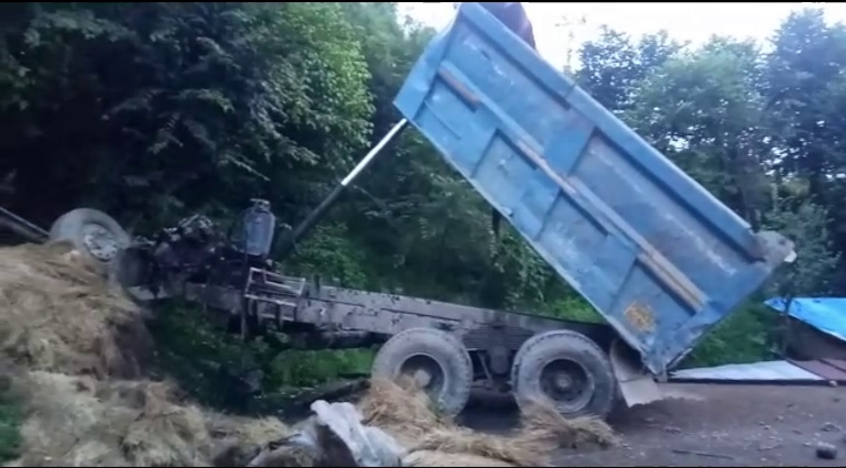 Dumper driver dies after falling on residential house in Kandaghat