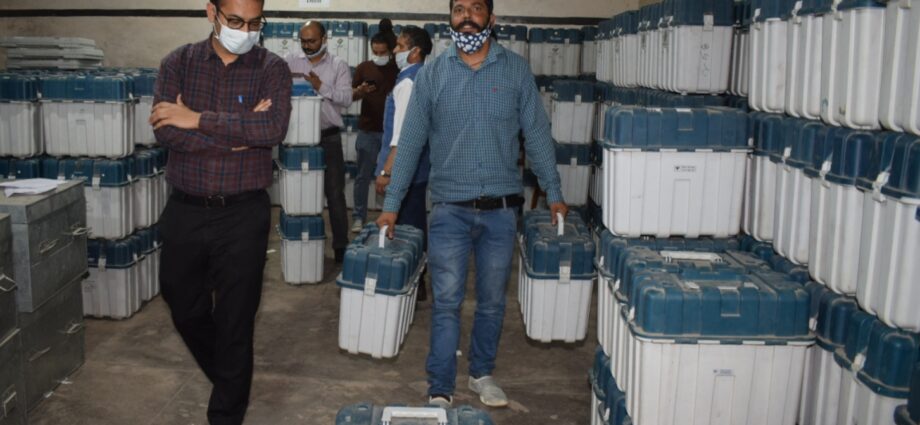 EVM and VVPAT machines for the by-election of 50-Arki Assembly Constituency completed the process of randomization