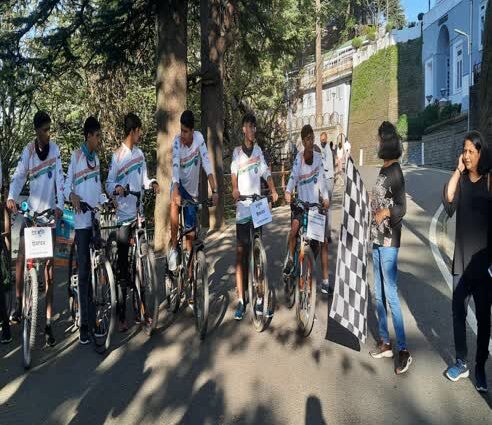 To give the message of environmental protection, students of Bhawan Vidyalaya Chandigarh Shimla by bicycle