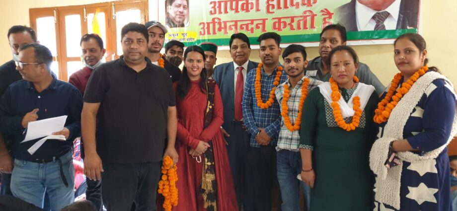 Shock to BJP, 50 youths joined Congress along with BJP women leader Vidya Jyoti Chandel