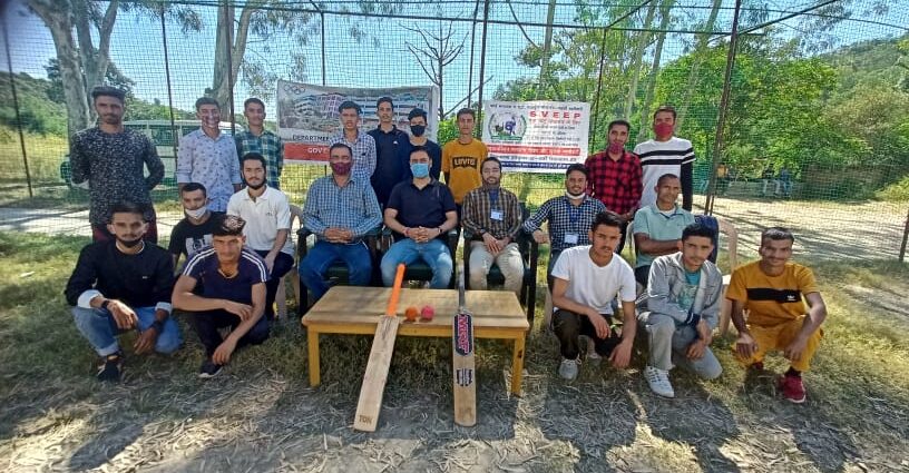 By organizing cricket competition in Arki, told the importance of vote