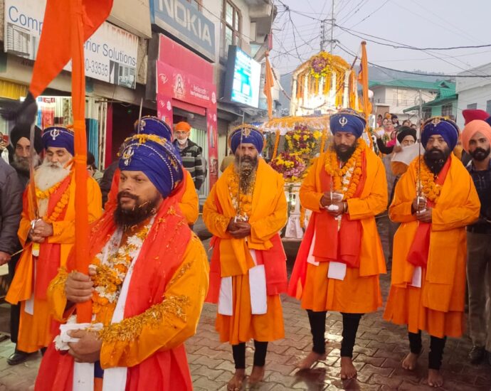 Nagar Kirtan was organized on the 552nd Prakash Parv of Shri Guru Nanak Dev Ji in Solan.