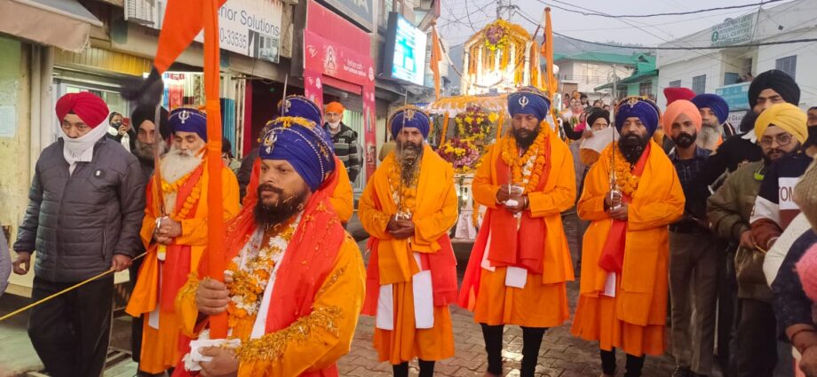 Nagar Kirtan was organized on the 552nd Prakash Parv of Shri Guru Nanak Dev Ji in Solan.