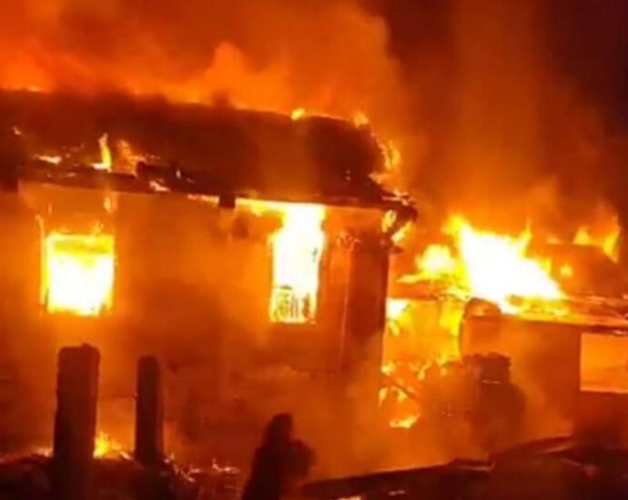 Four houses burnt to ashes in Kupvi: Administrative officer did not reach the incident site at night