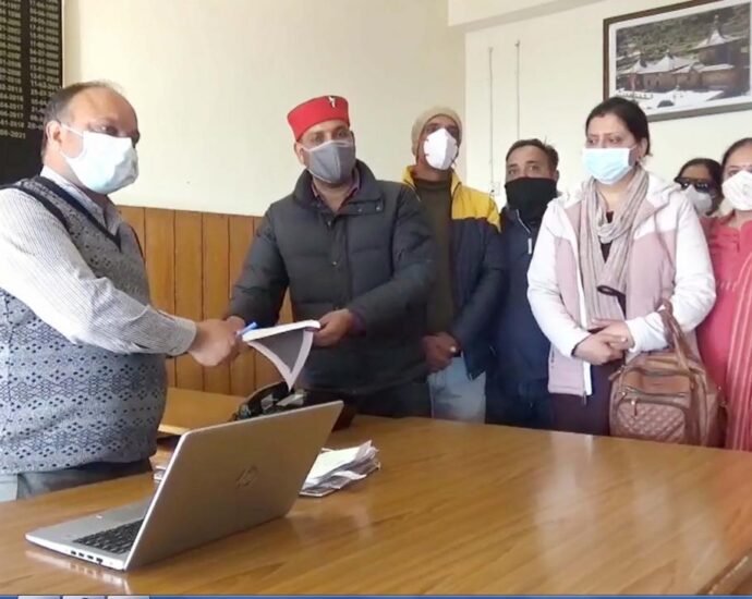 Even after the notification of the Education Department, private schools in Shimla are doing arbitrary, reluctant to conduct online examinations, parents submitted memorandum