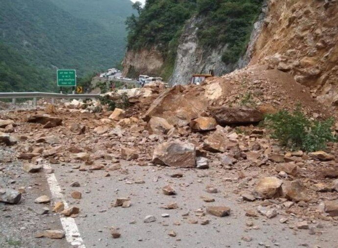 Debris fell from the mountain near one and a half Gharat of Solan.